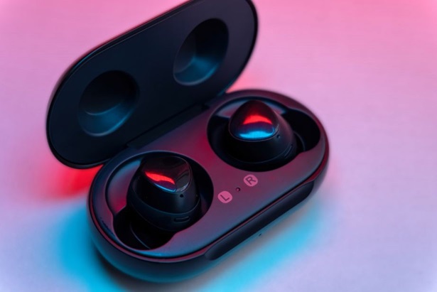 rs 125 only on thespark shop batman style wireless bt earbuds
